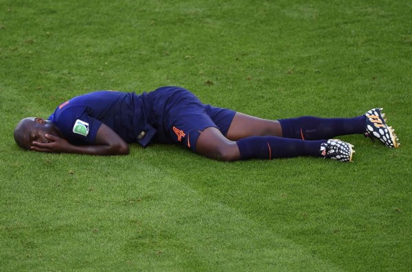 Defensa holandés sufre conmoción cerebral tras caer de cara