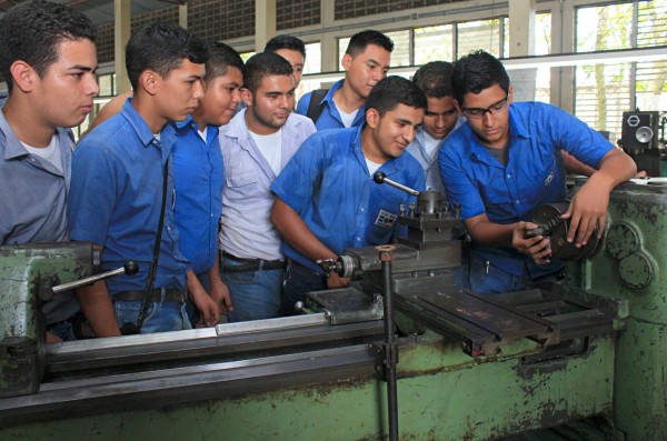 Estudiantes claman en su día la apertura de más centros técnicos