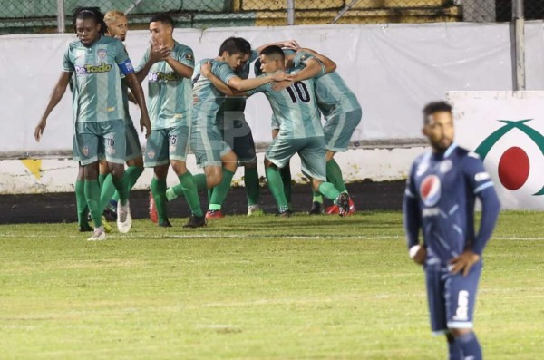 Jugadores del Real de Minas festejando su gol. Foto David Romero