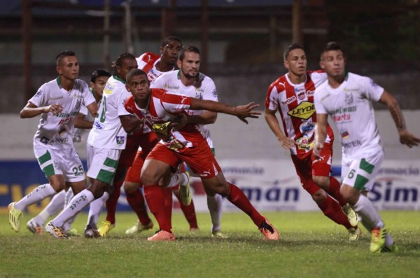 Platense ganó, gustó y goleó en otra gran noche de 'Rambo' de León
