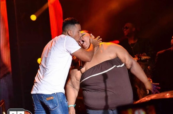 Romeo Santos besa a fan y ella lo termina tocando