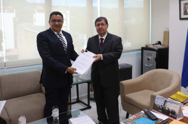 Denuncian contratos solares y venta de insumos médicos sobrevalorados