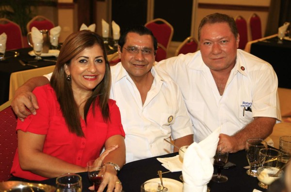 Ana María y Noé Oliva con Hugo Guerra.