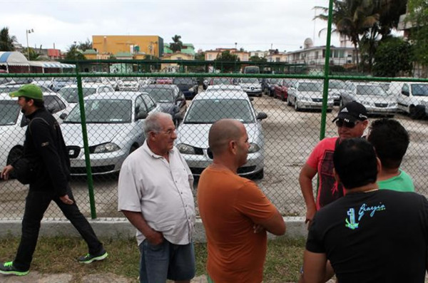 Cubanos ya pueden comprar autos libremente con precios por las nubes 