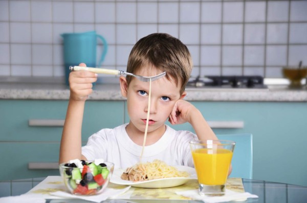 Cenar tarde no condena a los niños a la obesidad