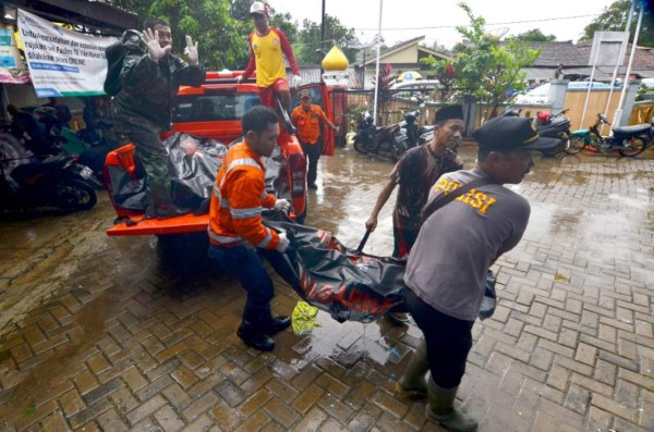 Más de 220 muertos por un tsunami 'volcánico' en Indonesia