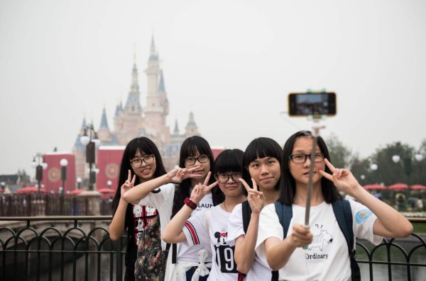 Disney inaugura su primer parque en China continental