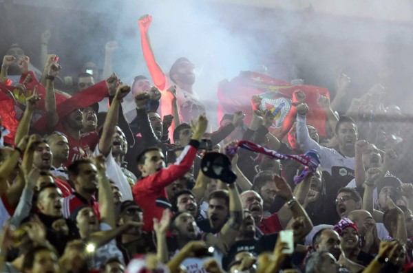 Aficionados del Benfica le lanzaron bengalas a los del Atlético