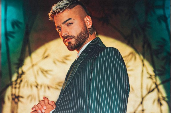 Maluma causa furor con video en el que aparece cantando en la ducha