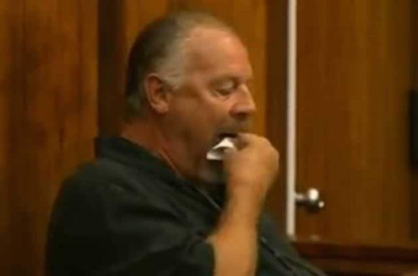 Video: Estadounidense se come las pruebas en pleno juicio