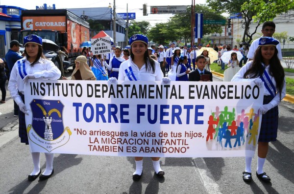 Colegios de Honduras continúan hoy desfiles de fiestas patrias