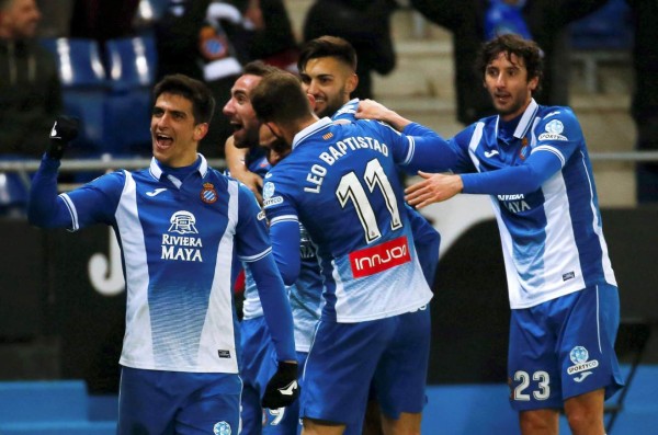 GRAF1187. CORNELLÁ (BARCELONA), 27/02/2018.- El delantero del RCD Espanyol Gerard Moreno (i) celebra junto a sus compañeros su gol ante el Real Madrid, único del partido, durante el encuentro de la vigésimo sexta jornada de Liga en Primera División que se disputa esta tarde en el RCDE Stadium. EFE/Enric Fontcuberta.