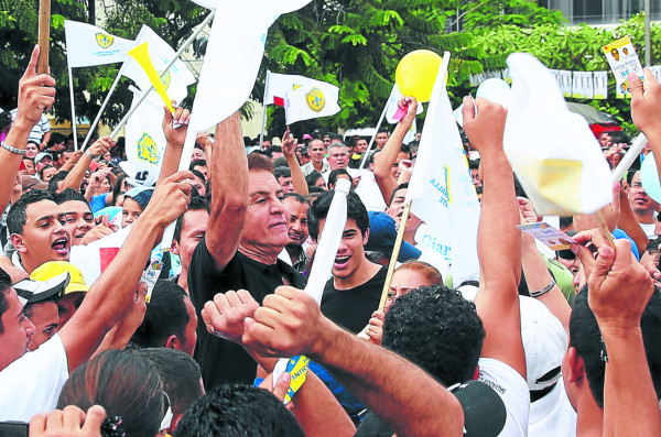 Salvador Nasralla ofrece un gobierno electrónico