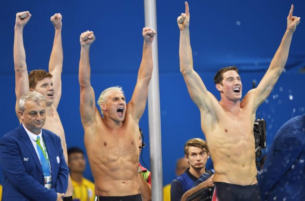 Brasil prohíbe salida del país de nadadores estadounidenses e investiga asalto