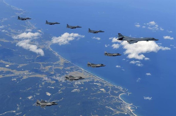 Cazas y bombarderos de EUA simulan un ataque cerca de Corea del Norte