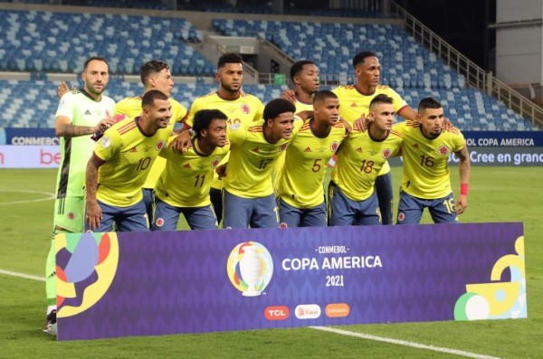 Players of Colombia pose for pictures before their Conmebol Copa America 2021 football tournament group phase match against Ecuador at the Pantanal Arena in Cuiaba, Brazil, on June 13, 2021. (Photo by Silvio AVILA / AFP)