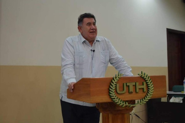 Estudiantes de UTH conocen programa monetario