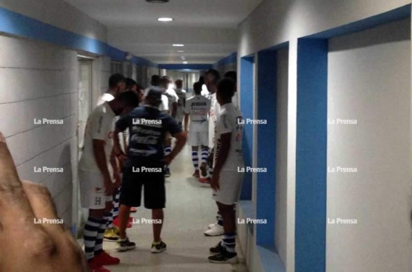 Jugadores de la Sub-20 entrenan en los pasillos del estadio Olímpico