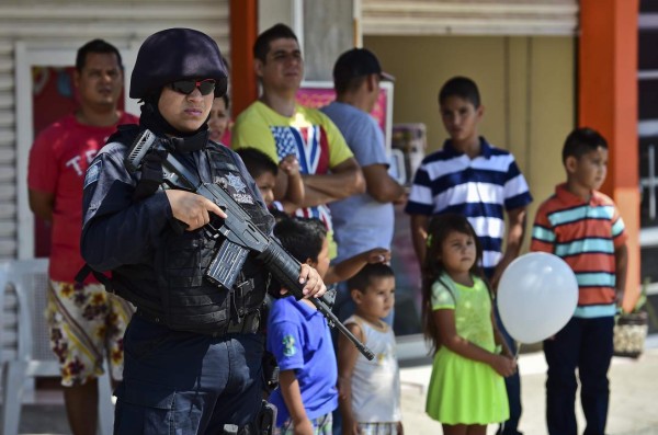 México convierte a autodefensas en policías rurales y les entrega armamento