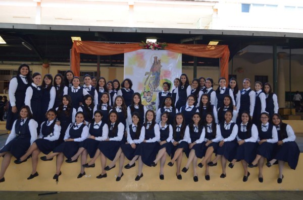 Alumnas festejan a la Virgen María Auxiliadora