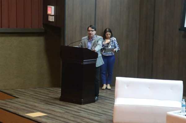 Marlon Brevé, vicerrector académico de Unitec, dando la bienvenida al evento.