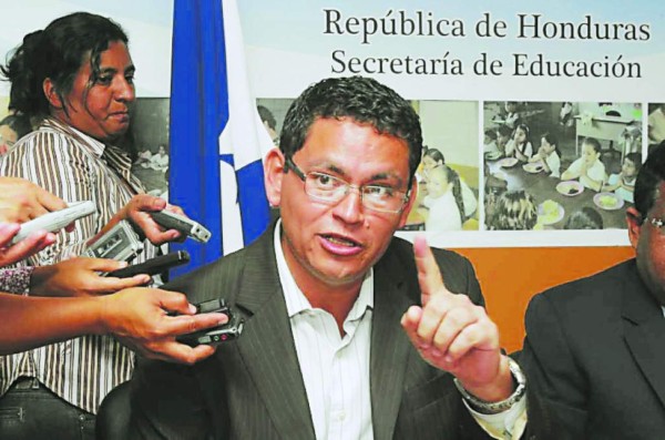 Educación paga a 55,000 maestros