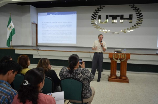 Mundo laboral actual expuesto en la UTH
