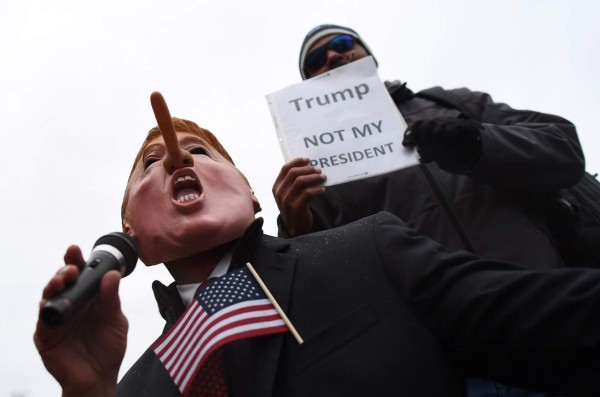 Manifestantes intentan bloquear el acceso a la investidura de Trump