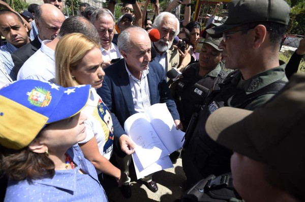 Maduro califica de 'vomitiva' visita de senadores españoles