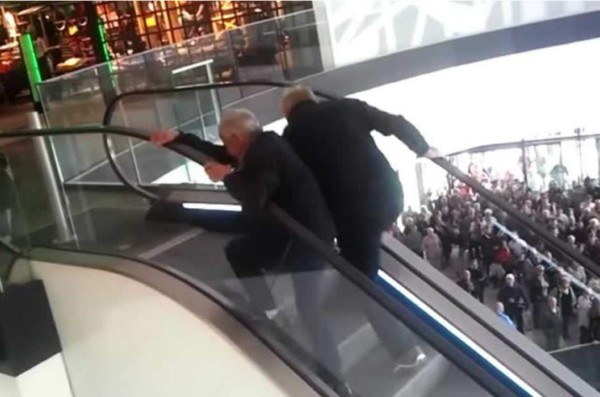 Abuelitos se enfrentan a escalera eléctrica