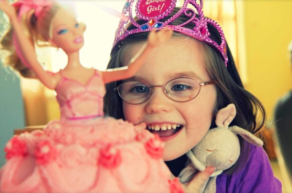 ¿Por qué las niñas no deberían de jugar con muñecas?