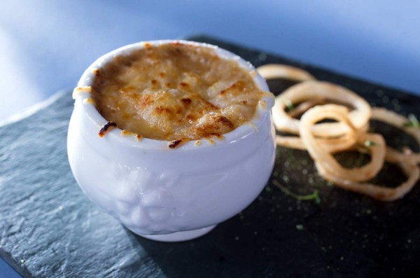 Sopa de cebolla gratinada con queso