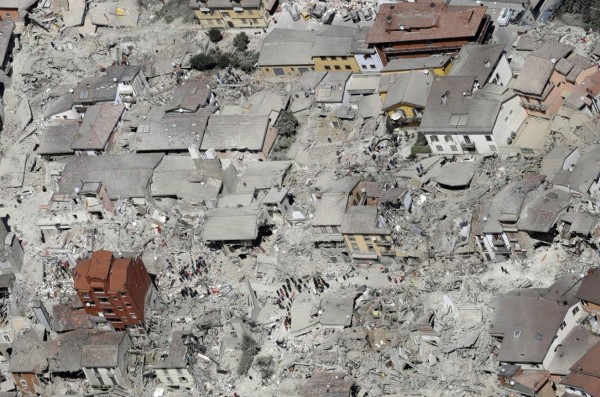 Más de 150 muertos y 368 heridos se contabilizan tras terremoto en Italia