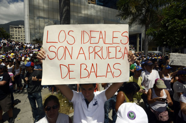 Presidente venezolano expulsa a tres funcionarios consulares de EUA