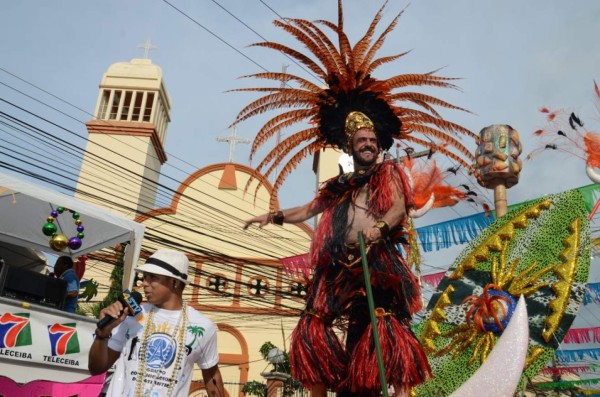Los trajes de Eduardo Zablah se han caracterizado por sus plumajes.