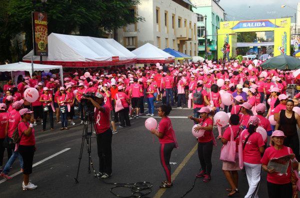 Caminan de rosa contra el cáncer de mama en San Pedro Sula