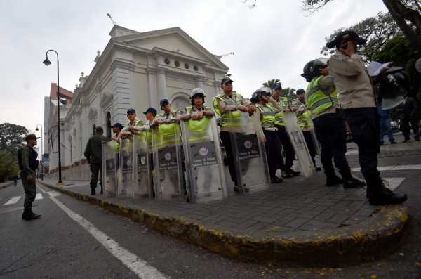 Militares venezolanos rechazan ley de amnistía
