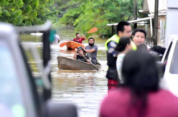 Villagers walk amid the flooding of several rivers after the Eta pass, in El Progreso, department of Yoro, Honduras, 05 November 2020 (issued 06 November). The tropical depression Eta left Honduras leaving a trail of death, pain, damage to infrastructure and agricultural crops, and thousands of victims. EFE/ Jose Valle