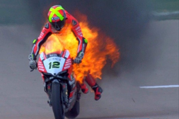 ¡Impactante! Piloto sufre quemaduras al prender fuego su moto