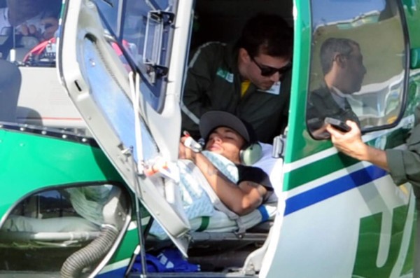 Neymar deja la concentración de Brasil en helicóptero para tratarse su lesión