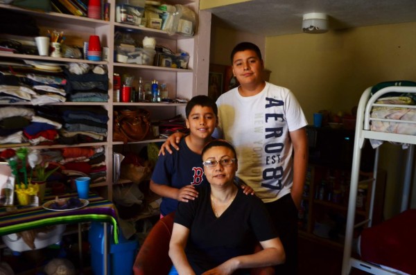 La inmigrante siempre tuvo la visita de sus hijos y miles de activistas colocaron en casas particulares y negocios letreros que decían: “We stand with Rosa”.