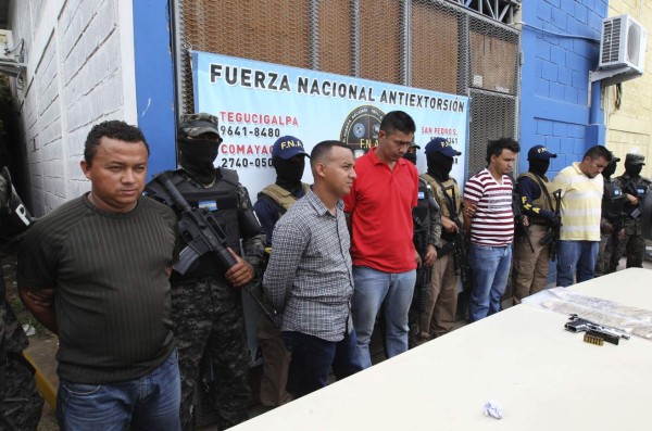 Caen dos policías y transportista en banda de extorsionadores