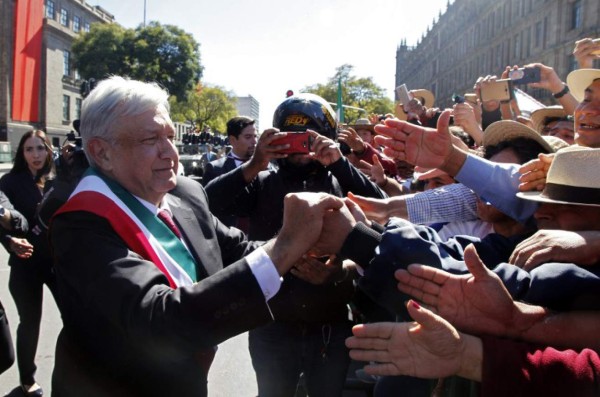AMLO asume la Presidencia de México y promete prioridad a los más desposeídos