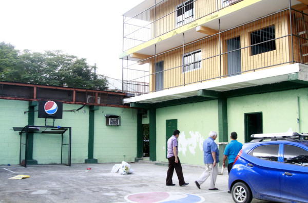 Colegios presentan sus solvencias