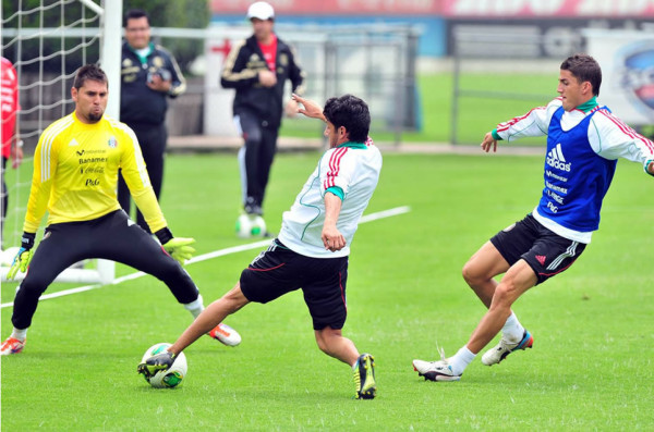 'Chicharito' Hernández, novedad en primer entrenamiento de México