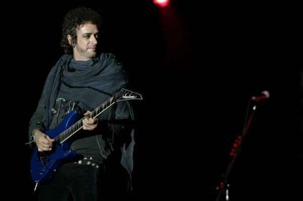 ¡Gustavo Cerati mueve las manos!