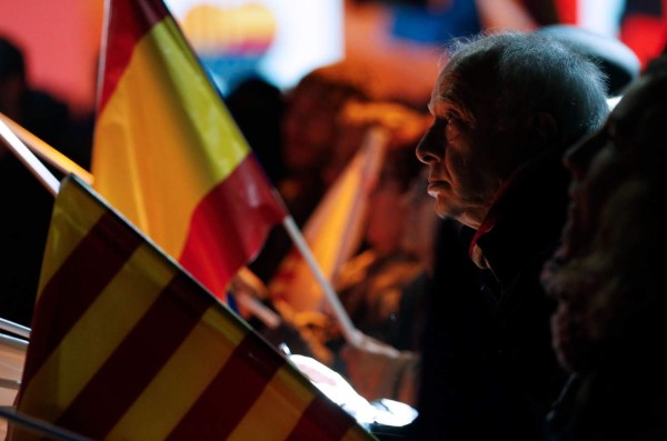 Officials wear Personal Protective Equipement (PPE) during the voting period assigned for those infected with COVID-19 at a polling station in the Ninot market in Barcelona during regional elections in Catalonia on February 14, 2021. - Catalonia is voting in an election overshadowed by the pandemic which Madrid hopes will unseat the region's ruling separatists more than three years after a failed bid to break away from Spain. (Photo by LLUIS GENE / AFP)