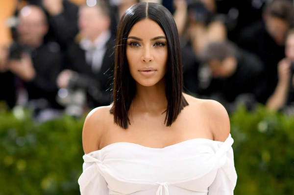 Kim Kardashian se desnuda para promocionar su maquillaje