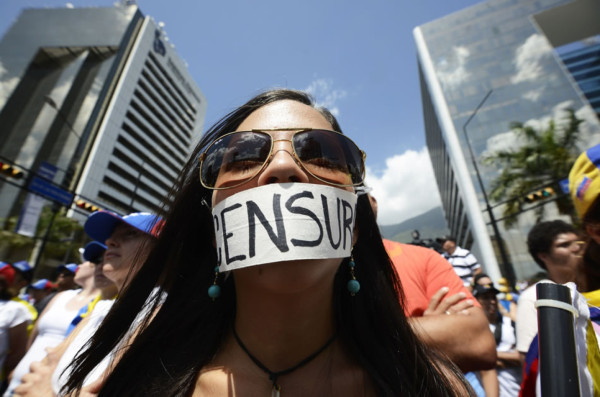 Presidente venezolano expulsa a tres funcionarios consulares de EUA