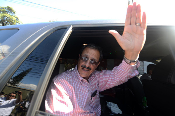 Honduras: Mauricio Villeda vota en Tegucigalpa acompañado de sus seguidores